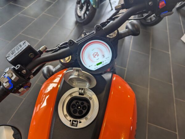 Storm 8000W Elektromotorrad: Hochleistungs-E-Bike mit 120 km/h Spitzengeschwindigkeit – Bild 4